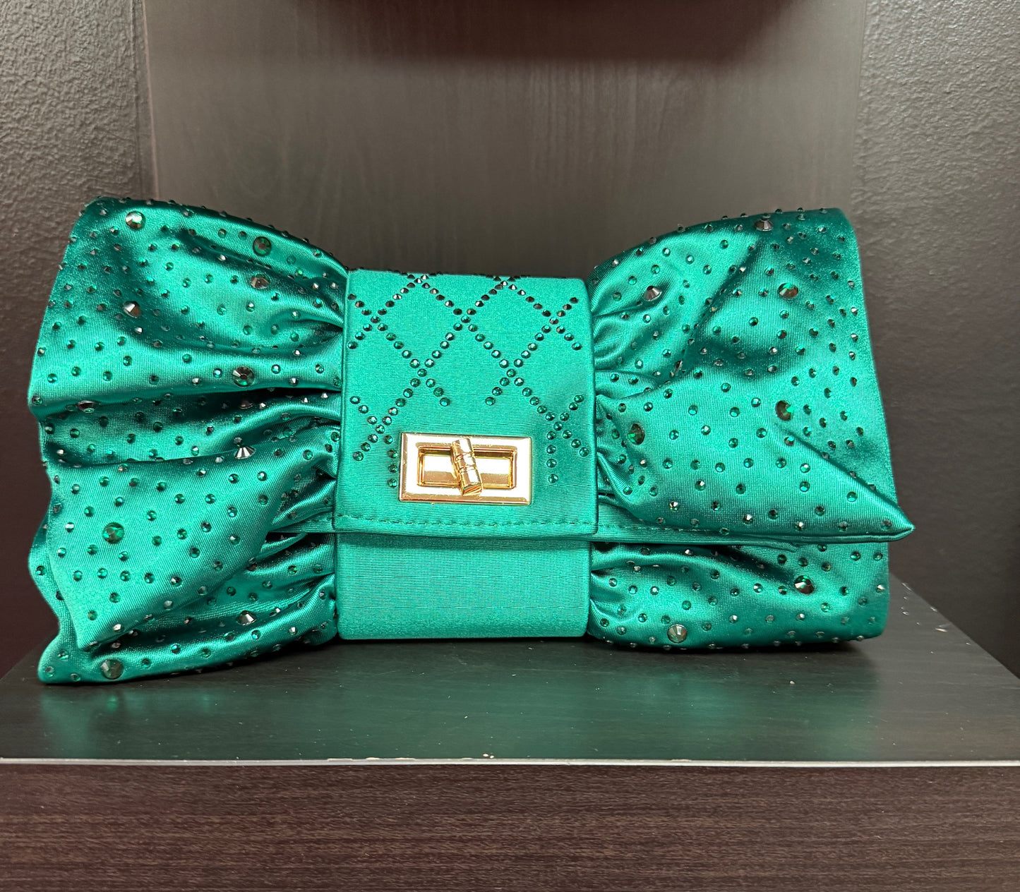 Bow-Tie Clutch