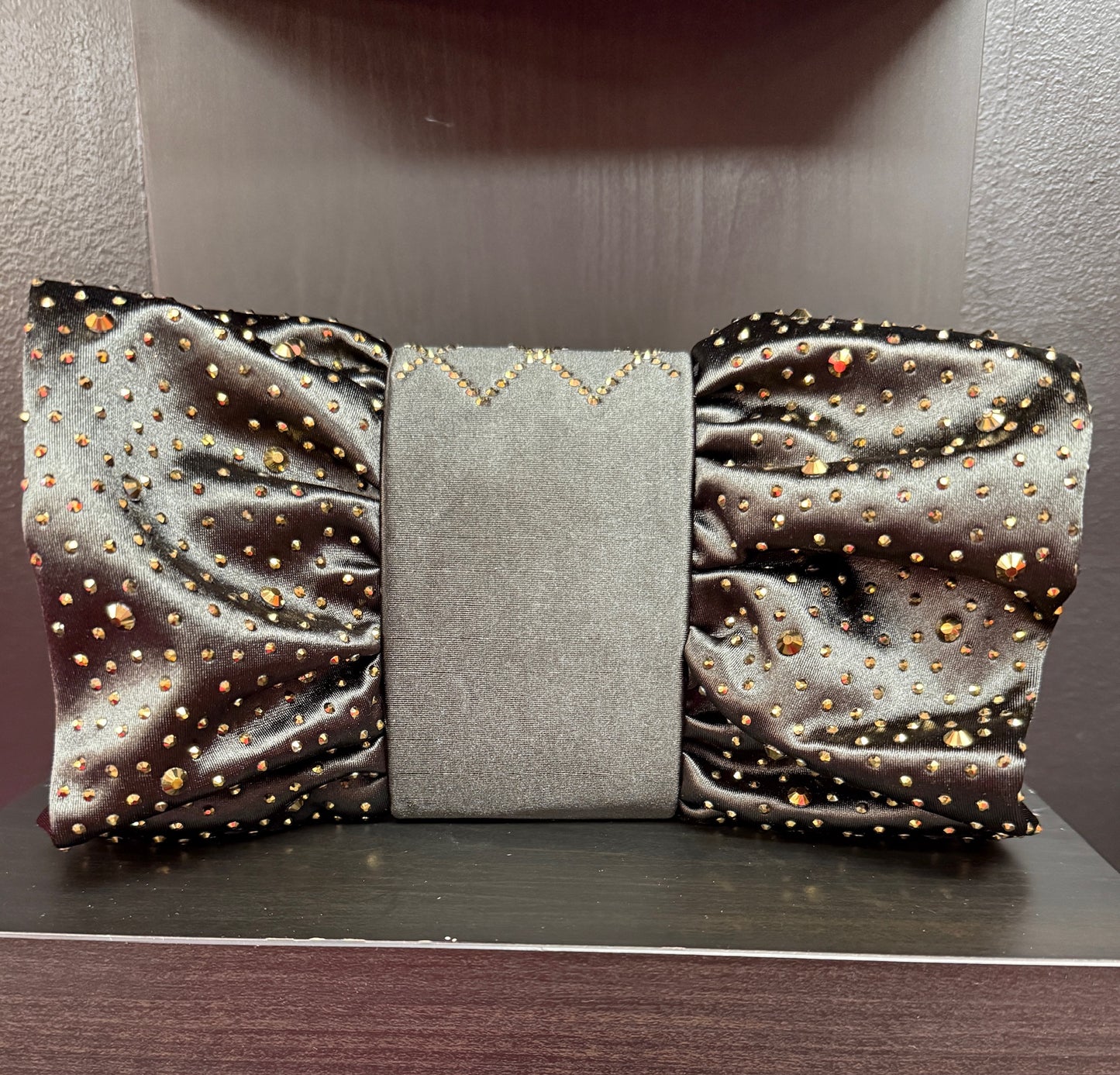 Bow-Tie Clutch
