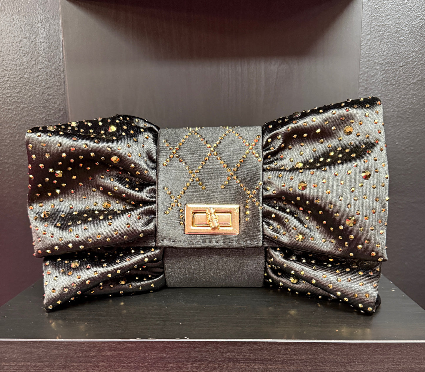 Bow-Tie Clutch