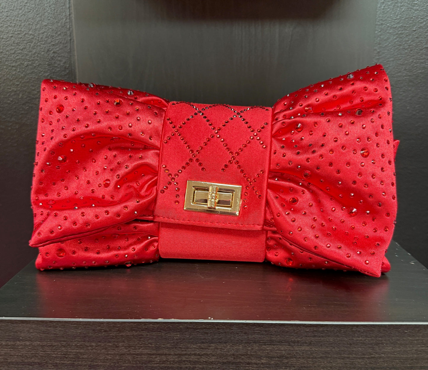 Bow-Tie Clutch